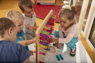 Regenbogen-Steckspiel